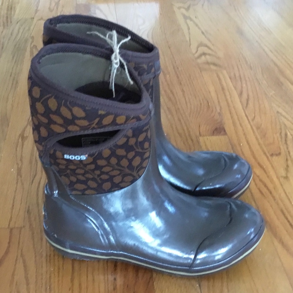 Women’s mid-height Bogs